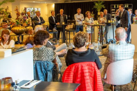 Mensen kijken naar een spreker op netwerkbijeenkomst