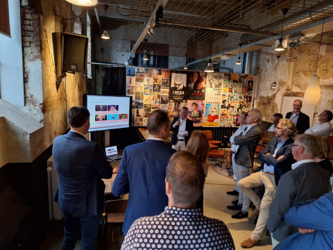 Presentatieruimte met mensen die naar een presentatie op een scherm kijken