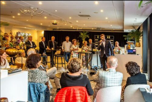 Zaal vol mensen bij seizoensopening